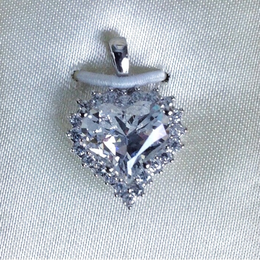 Heart-Shaped Diamond Aura® Pendant – Brilliant Sparkle